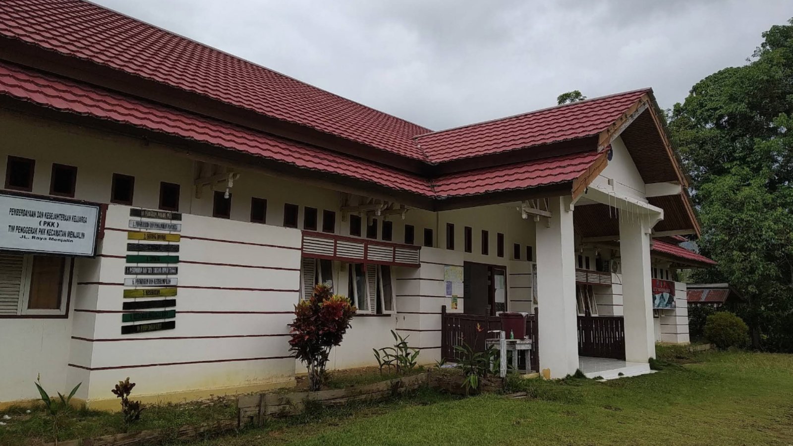 Kantor Kecamatan Menjalin
